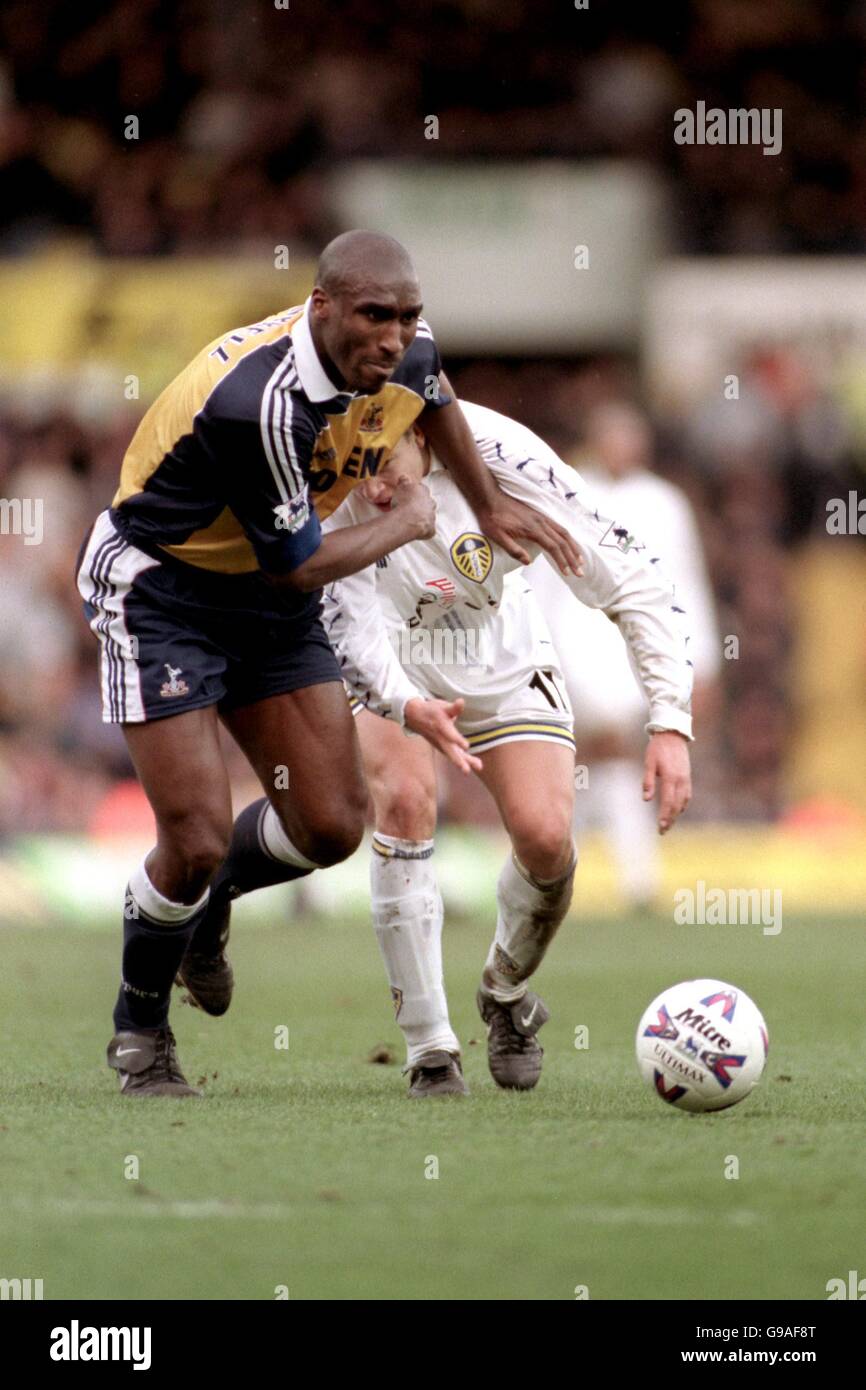 Football - FA Carling Premiership - Leeds United / Tottenham Hotspur.Le sol Campbell de Tottenham Hotspur (l) met de côté Alan Smith (r) de Leeds United Banque D'Images