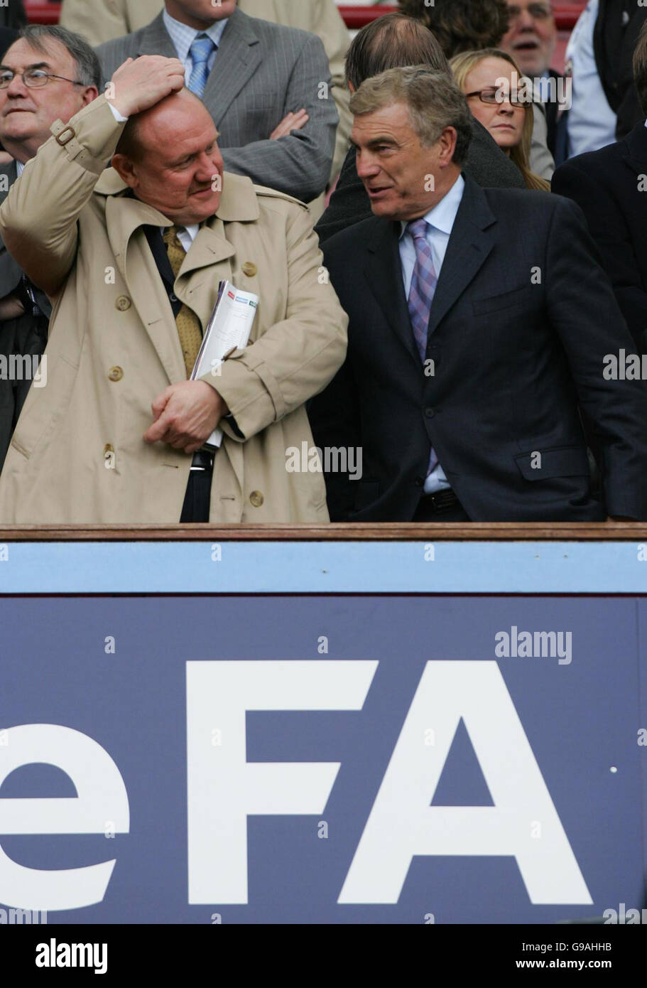 Photo non publiée de Brian Barwick (L), directeur général de l'Association de football, et de Sir Trevor Brooking, directeur du développement, lors du match de demi-finale de la coupe FA entre West Ham United et Middlesbrough à Villa Park, Birmingham. Date de la photo: Dimanche 23 avril 2006. Luiz Felipe Scolari a lancé l'Association de football dans la tourmente en annonçant son retrait de la course pour être le directeur de l'Angleterre. Le patron du Portugal, Scolari, après avoir été interviewé par Barwick, s'était vu offrir le poste et le FA a pensé qu'ils avaient leur homme. Mais le brésilien a livré un bombardement hier quand il a fait son Banque D'Images Photo non publiée de Brian Barwick (L), directeur général de l'Association de football, et de Sir Trevor Brooking, directeur du développement, lors du match de demi-finale de la coupe FA entre West Ham United et Middlesbrough à Villa Park, Birmingham. Date de la photo: Dimanche 23 avril 2006. Luiz Felipe Scolari a lancé l'Association de football dans la tourmente en annonçant son retrait de la course pour être le directeur de l'Angleterre. Le patron du Portugal, Scolari, après avoir été interviewé par Barwick, s'était vu offrir le poste et le FA a pensé qu'ils avaient leur homme. Mais le brésilien a livré un bombardement hier quand il a fait son Banque D'Images