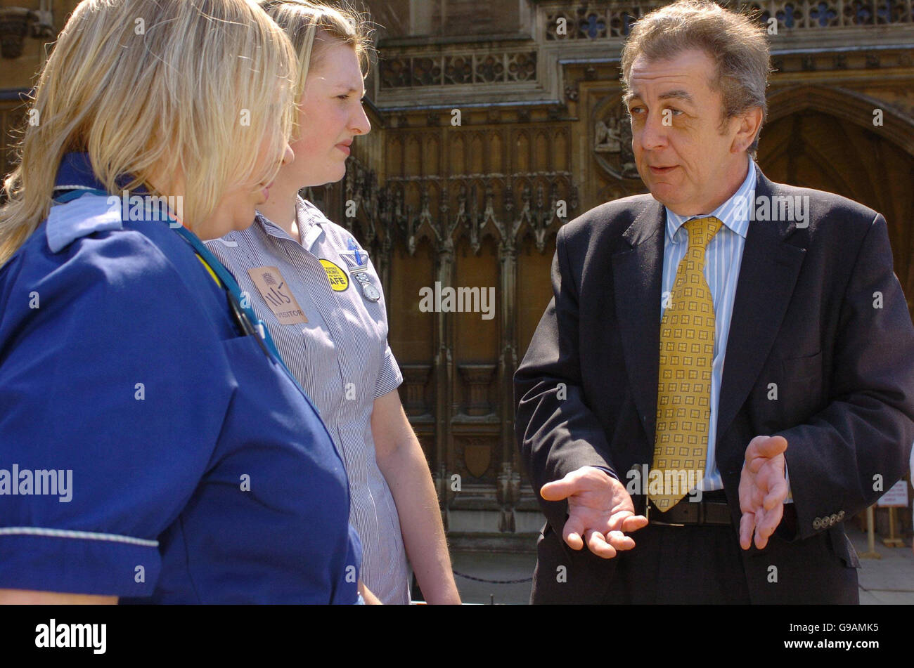 ***Spécial POUR HERALD EXPRESS À TORQUAY*** MP pour Torbay Adrian Sanders parle avec (l-r) une infirmière de district à Brunel pratique médicale pour soins de Torbay Donna confiance Carr et étudiante infirmière à l'Université de Plymouth Rachel Tait à nouveau dans la cour du Palais de Westminster, le centre de Londres, le jeudi 11 mai 2006. Les trois femmes ont rencontré leur député local pour créer des problèmes de coupures du gouvernement dans le secteur de la santé. Watch pour PA histoire. Banque D'Images