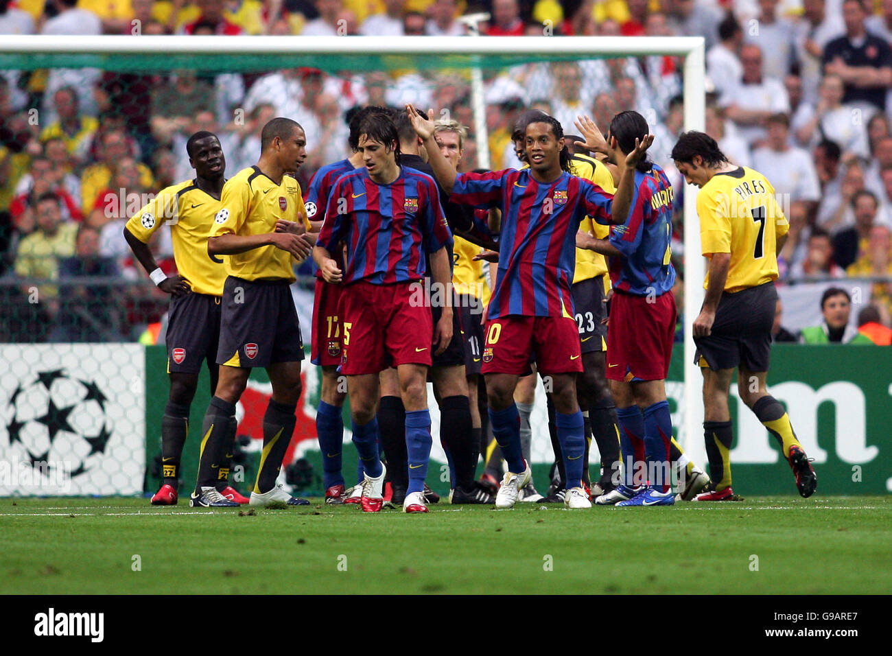 Football - Ligue des champions de l'UEFA - finale - Barcelone / Arsenal - Stade de France.Le Ronaldinho de Barcelone réagit après que le gardien de but d'Arsenal Jens Lehmann ait fait tomber Samuel ETO'O. Banque D'Images