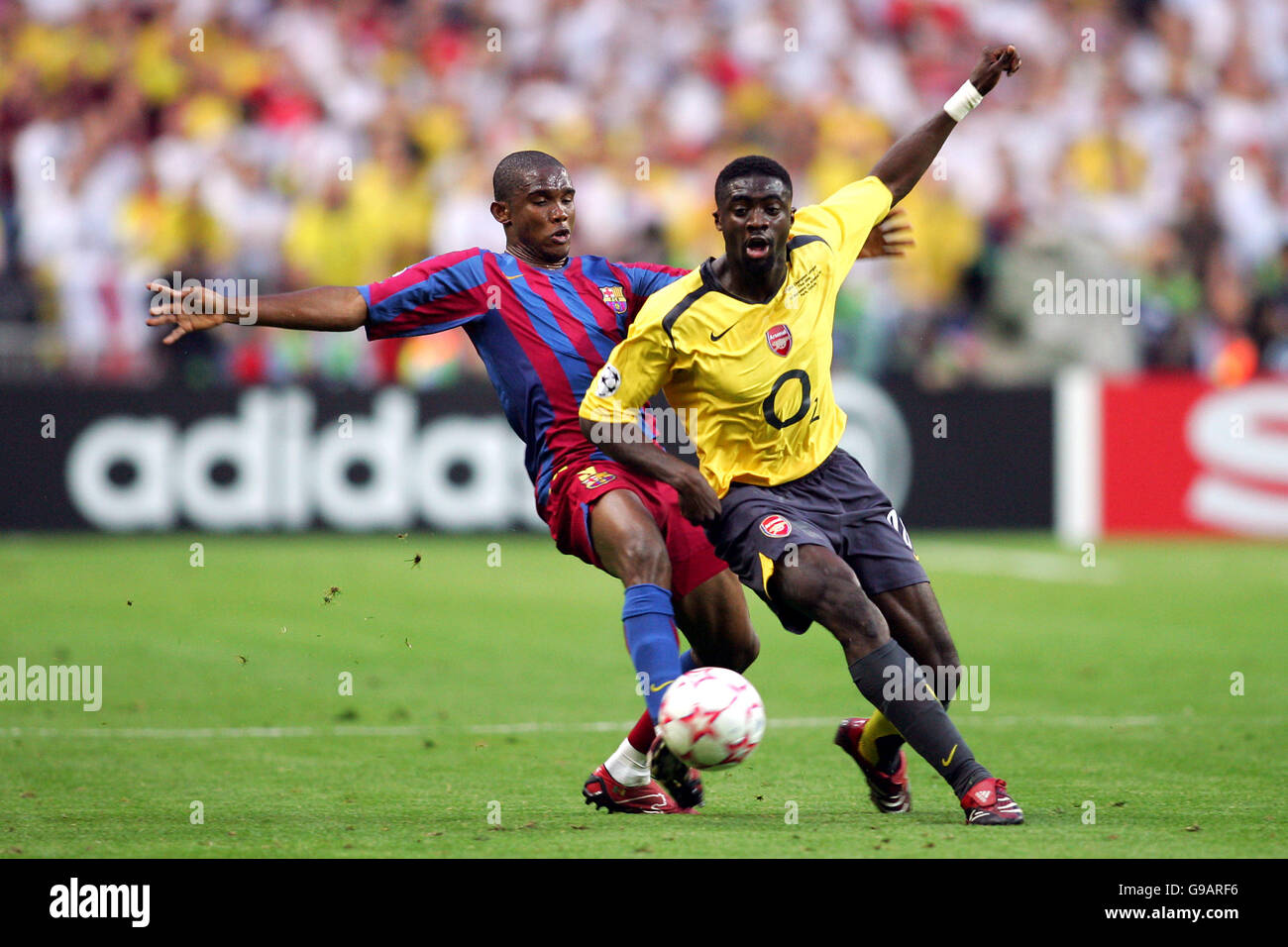 Football - Ligue des champions de l'UEFA - finale - Barcelone / Arsenal - Stade de France. Kolo Toure d'Arsenal et Samuel ETO'o de Barcelone Banque D'Images