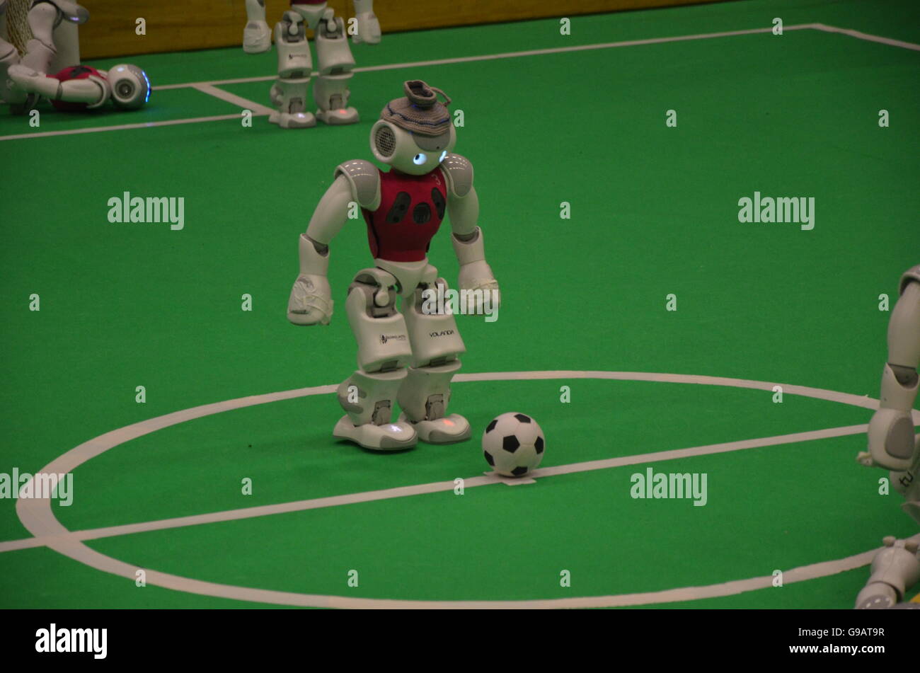 Robot Automatisation Binar Caricatures Cocosnuss Ordinateur Cyborg Soccer Synthetique En Salle Photo Stock Alamy