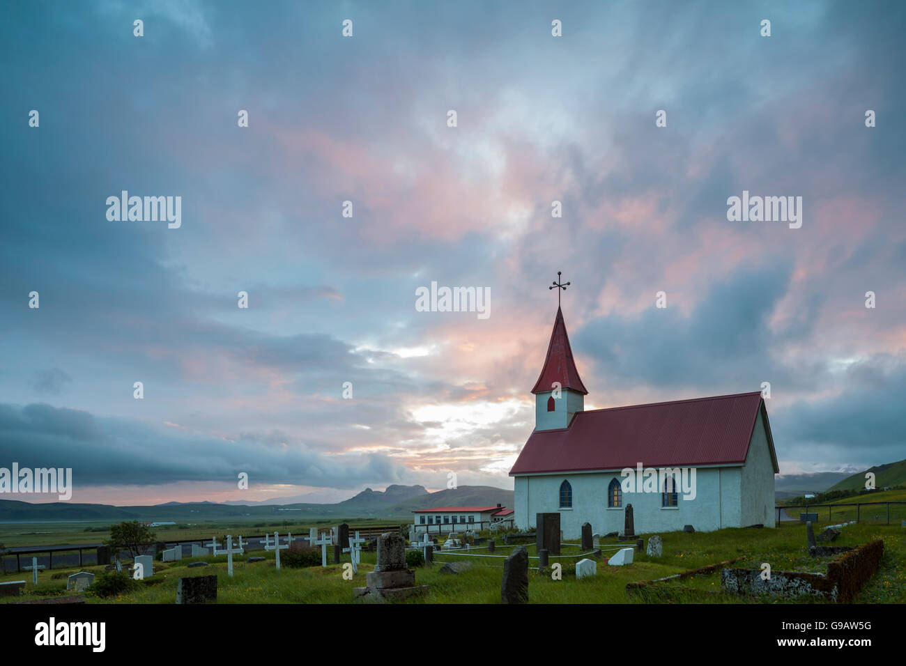 Coucher du soleil à Reyniskirkja église, l'Islande. Banque D'Images