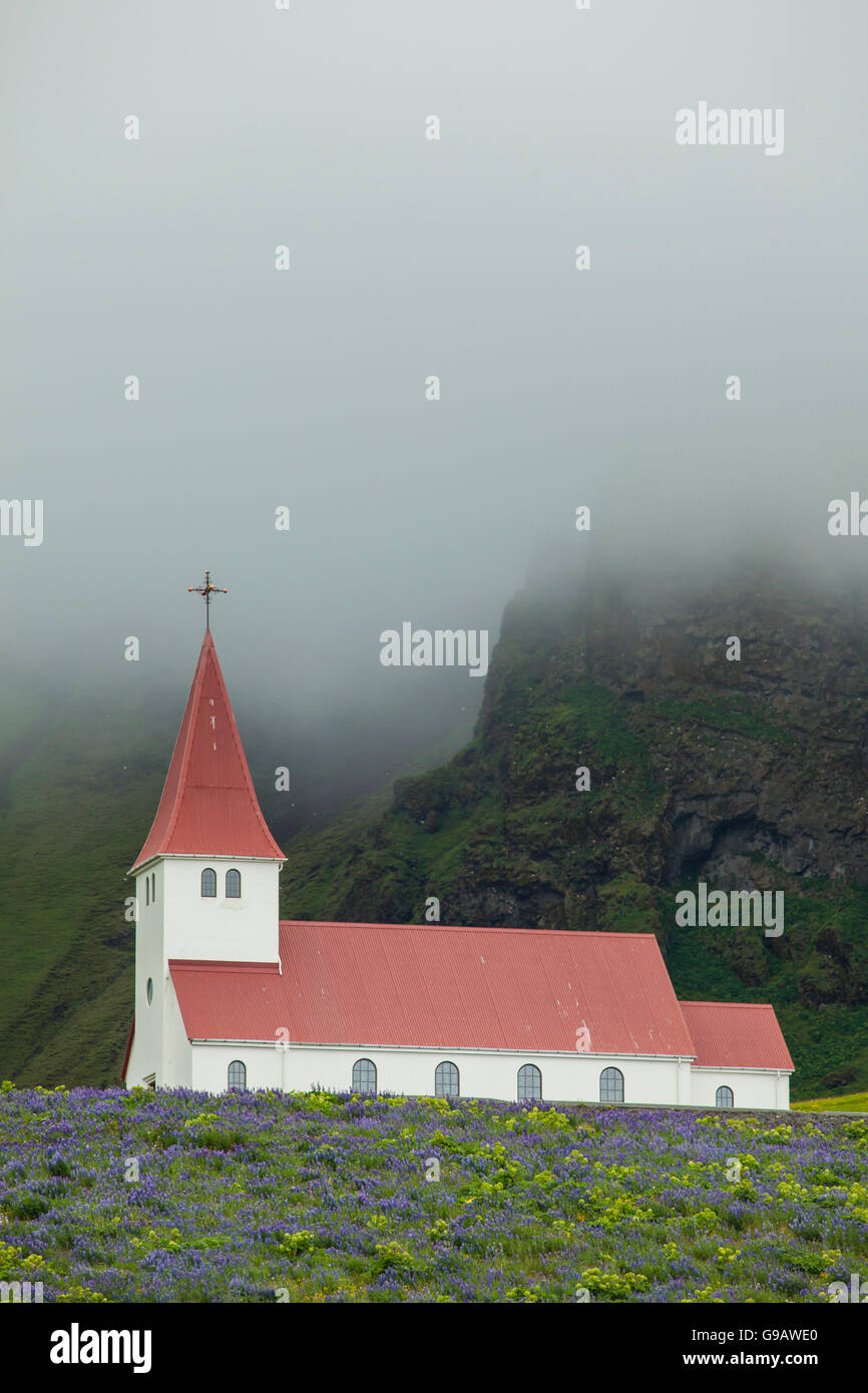 Matin brumeux à l'emblématique église de Vik, l'Islande. Banque D'Images