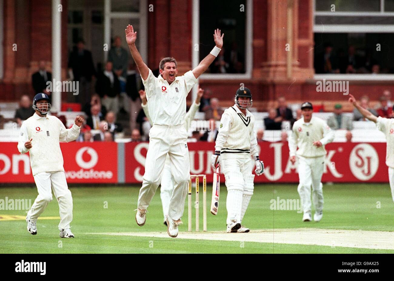 Andrew Caddick (c), de l'Angleterre, fait appel avec succès pour le cricket de Alistair Campbell du Zimbabwe Banque D'Images