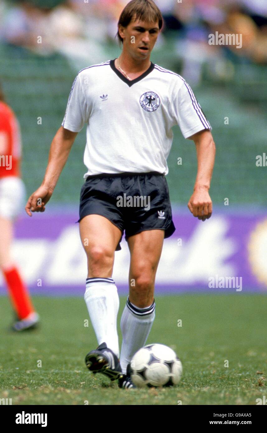 Football - Tournoi Azteca 2000 - Angleterre / Allemagne de l'Ouest. Klaus Augenthaler, Allemagne de l'Ouest Banque D'Images