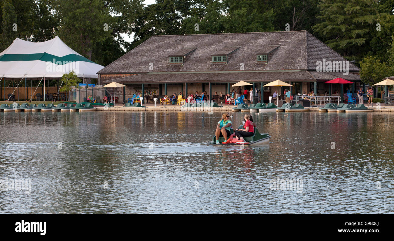 Mesdames pédalo sur le lac dans le parc. S'amuser sur un lac. Banque D'Images