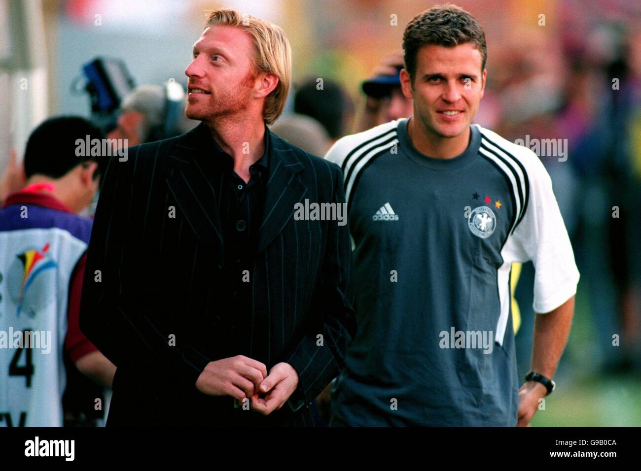 Football - Euro 2000 - Groupe A - Angleterre / Allemagne.La star allemande de tennis Boris Becker (l) avec l'attaquant blessé Oliver Bierhoff (r) Banque D'Images