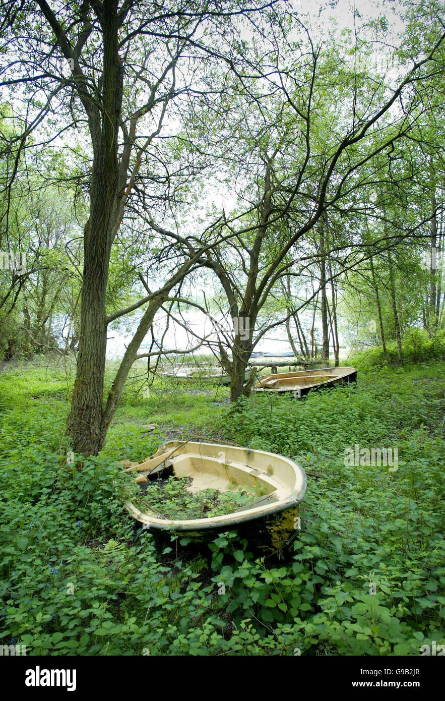 Des bateaux partent sur la rive du Weir Wood Resevoir dans East Sussex, tandis que les effets continus de faibles niveaux d'eau se tiennent sur le sud-est. Banque D'Images