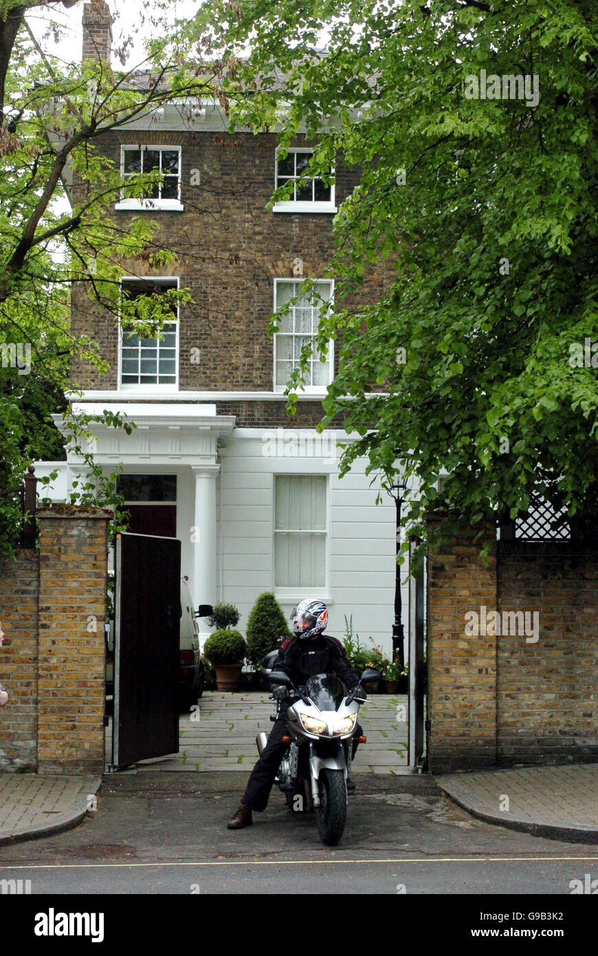 Un motard quitte la maison de Sir Paul McCartney, dans le nord de Londres, et sa femme Heather Mills McCartney, qui a confirmé aujourd'hui qu'ils doivent se séparer. Banque D'Images