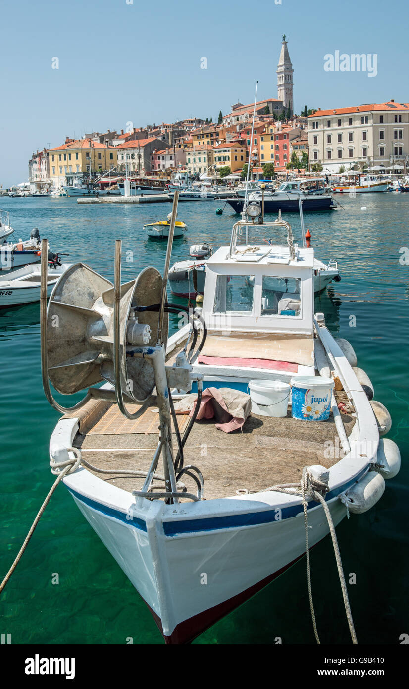 Bateau de pêche amarré dans le port de Rovinj Rovigno sur la Côte d'Istrie en Croatie sur un jour d'été ensoleillé en Juillet Banque D'Images