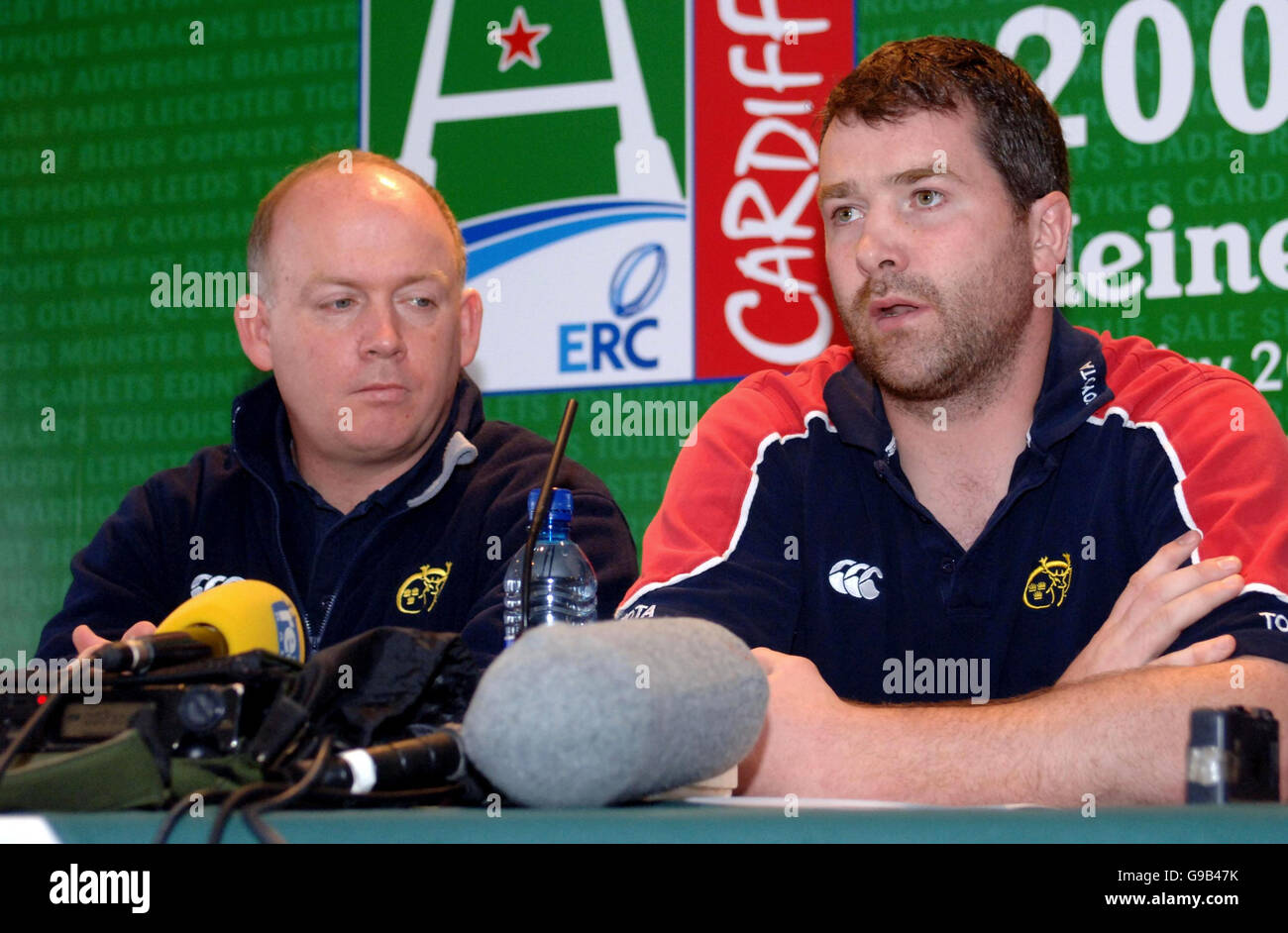 RUGBYU Munster.Le capitaine de Munster Antony Foley (R) et l'entraîneur Declan Kidney lors d'une conférence de presse au Millennium Stadium, Cardiff. Banque D'Images