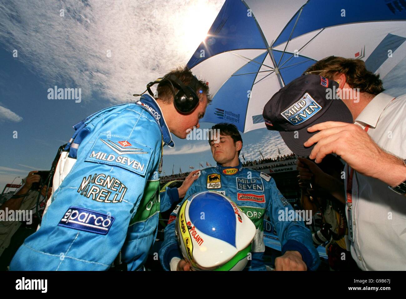Giancarlo Fisichella (c) de Benetton ne semble pas trop satisfait de son performances de la voiture Banque D'Images