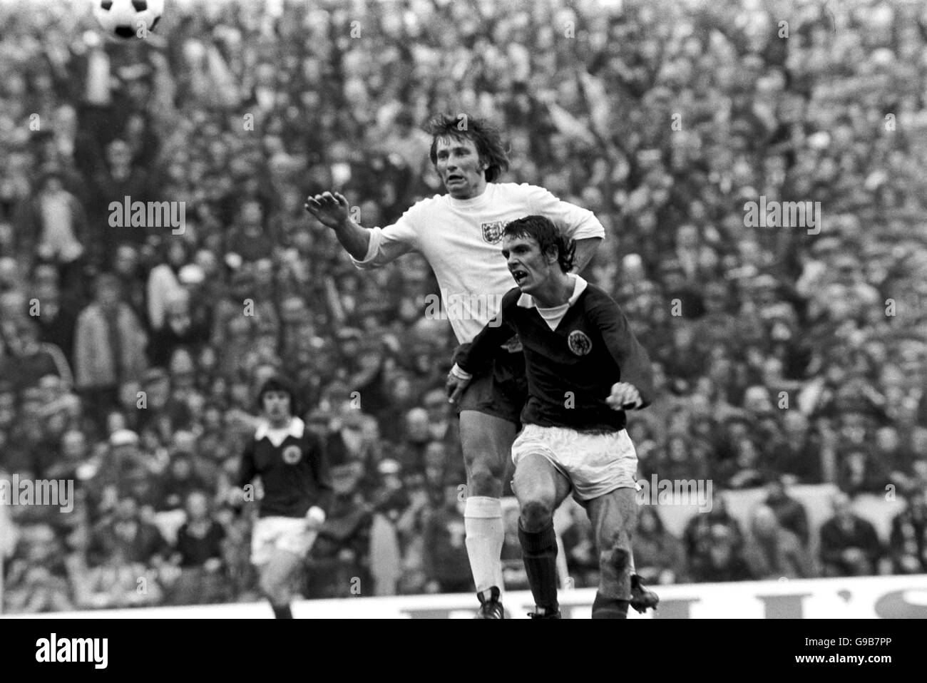 Football - Home Championnat international - Ecosse / Angleterre - Hampden Park.Colin Todd (l) d'Angleterre se dirige vers Joe Jordan (r) d'Écosse Banque D'Images