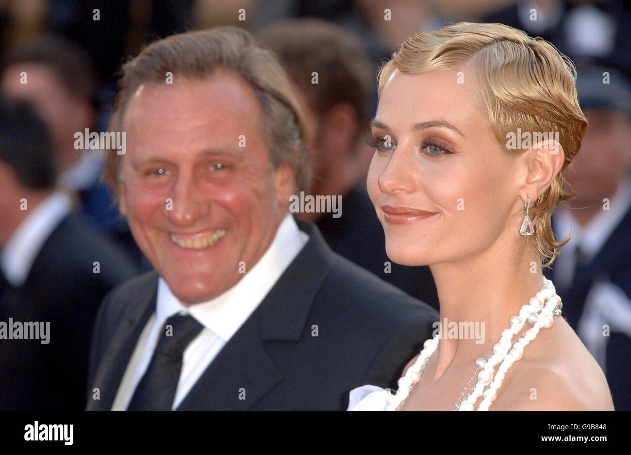 AP OUT: Gerard Depardieu et Cecile de France arrivent pour la première du Quand J'Etais Chanteur, au 59ème Festival de Cannes, en France. Banque D'Images