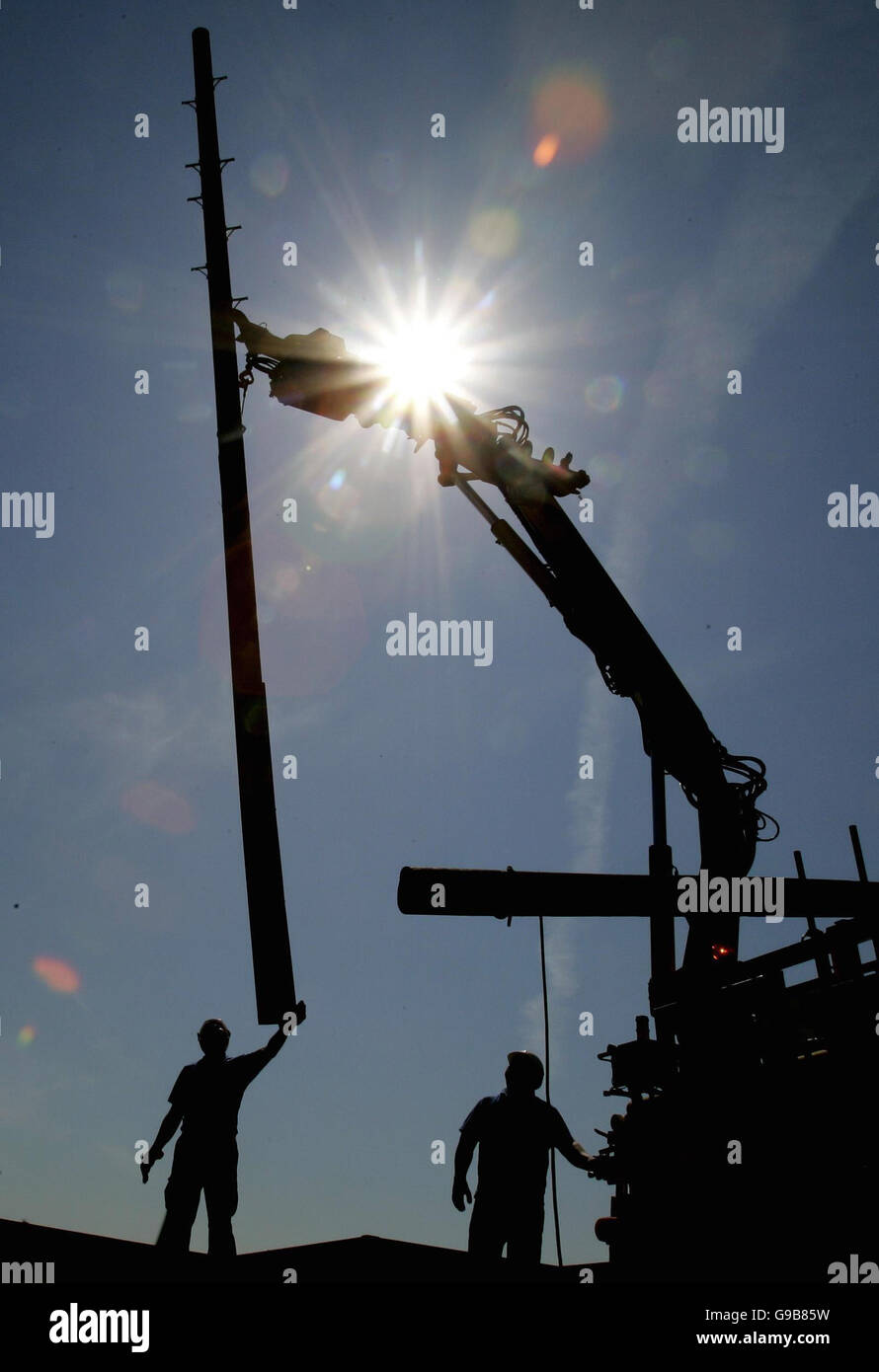 Une photo générique les ingénieurs de British Telecom suppression d'anciens poteaux télécom et leur remplacement par de nouveaux de même que le remplacement de câbles téléphoniques dans la région, la vallée de Carron près de Stirling. Banque D'Images