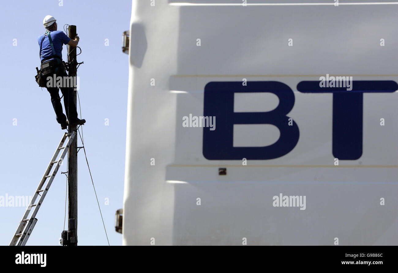Une photo générique de British Telecom en éliminant l'ancien ingénieurs telecom polonais et leur remplacement par de nouveaux de même que le remplacement de câbles téléphoniques dans la région, la vallée de Carron près de Stirling. Banque D'Images