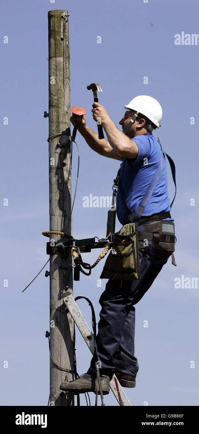 Une photo générique de British Telecom en éliminant l'ancien ingénieurs telecom polonais et leur remplacement par de nouveaux de même que le remplacement de câbles téléphoniques dans la région, la vallée de Carron près de Stirling. Banque D'Images