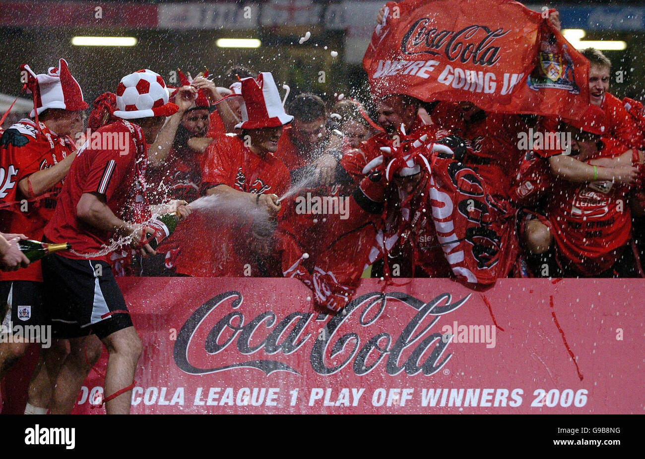 LIGUE DE FOOTBALL One.Les joueurs de Barnsley fêtent leur victoire sur Swansea dans la première finale de la Coca Cola League au Millennium Stadium de Cardiff. Banque D'Images