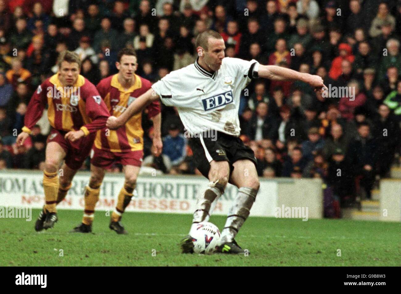 Football - FA Carling Premiership - Bradford City / Derby County.Craig Burley, du comté de Derby, a obtenu un score de 4-4 pour la pénalité Banque D'Images