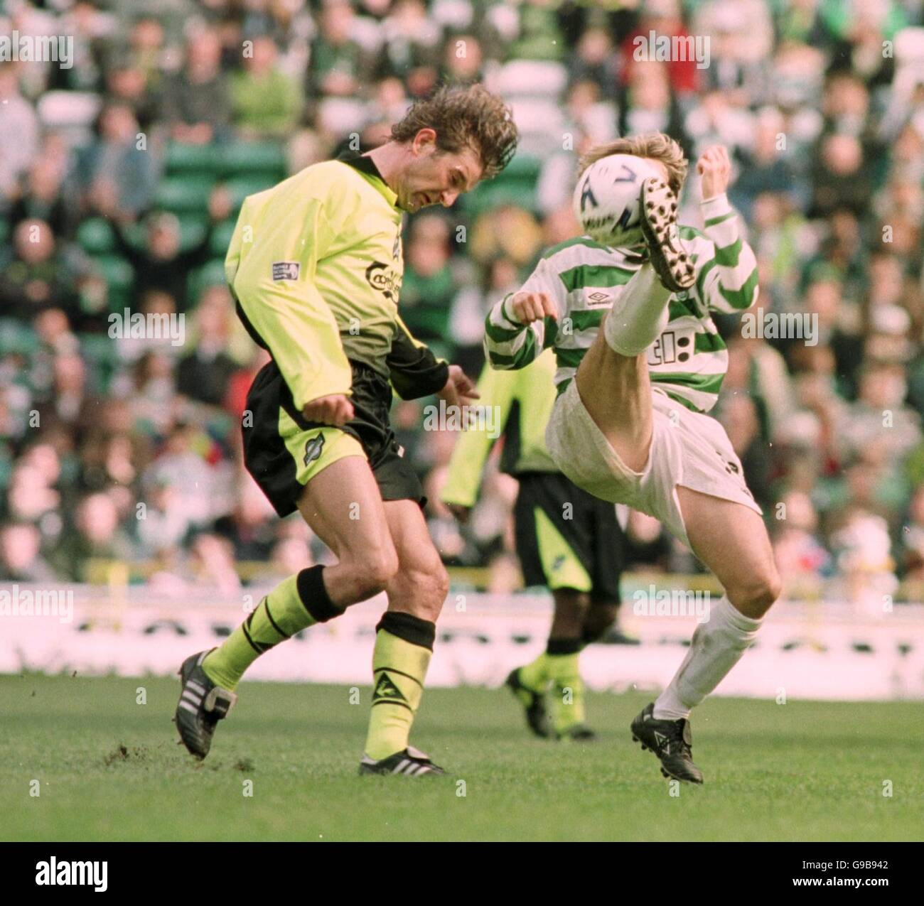 Scottish Soccer - Bank of Scotland Premier League - Celtic / Hibernian.Stuart Lovell de Hib est battu au ballon par le pied gauche du Celtic Eyal Berkovic Banque D'Images