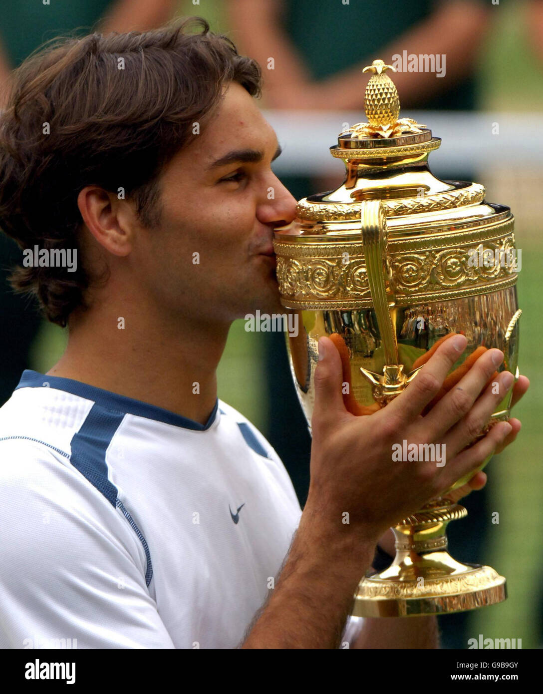 LE LIBRARY DE LA Suisse Roger Federer, 03/07/2005, embrasse le trophée après sa victoire dans la finale des singles hommes. Banque D'Images