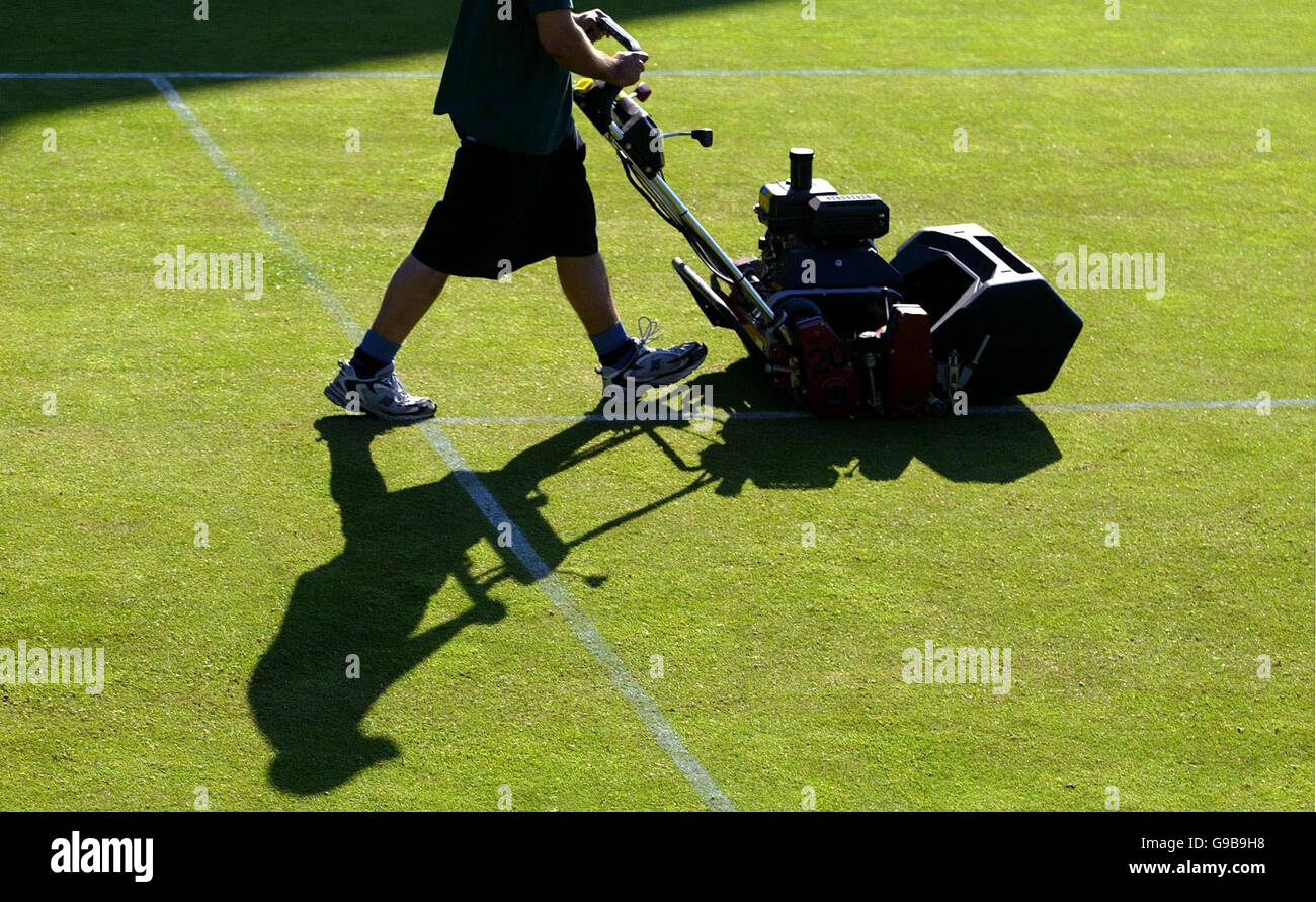 UN DÉCLARANT de la bibliothèque daté du 23/06/05 d'un homme de terrain préparant les courts avant le match aux championnats de tennis de pelouse à Wimbledon. Banque D'Images