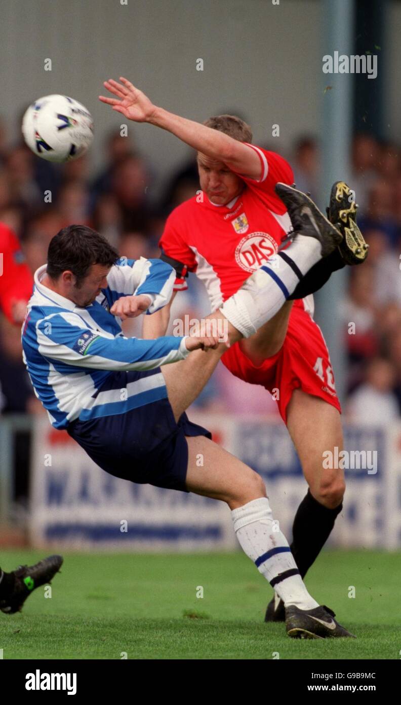 David Gregory (l) de Colchester United s'accroche à la balle Keith Millen de Bristol City (r) Banque D'Images