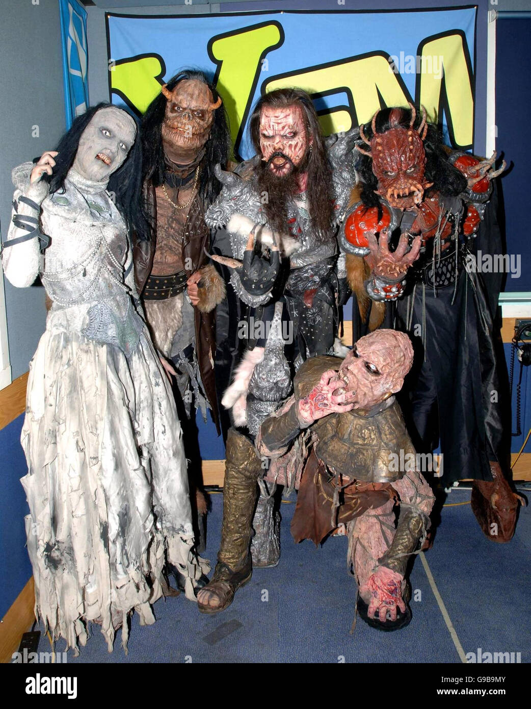 Le groupe finlandais Lordi rend visite à XFM pour remercier Lauren Laverne et ses auditeurs de petit-déjeuner pour avoir fait campagne pour qu'ils remportent le Concours Eurovision Song, aux studios XFM de Leicester Square, dans le centre de Londres. Banque D'Images