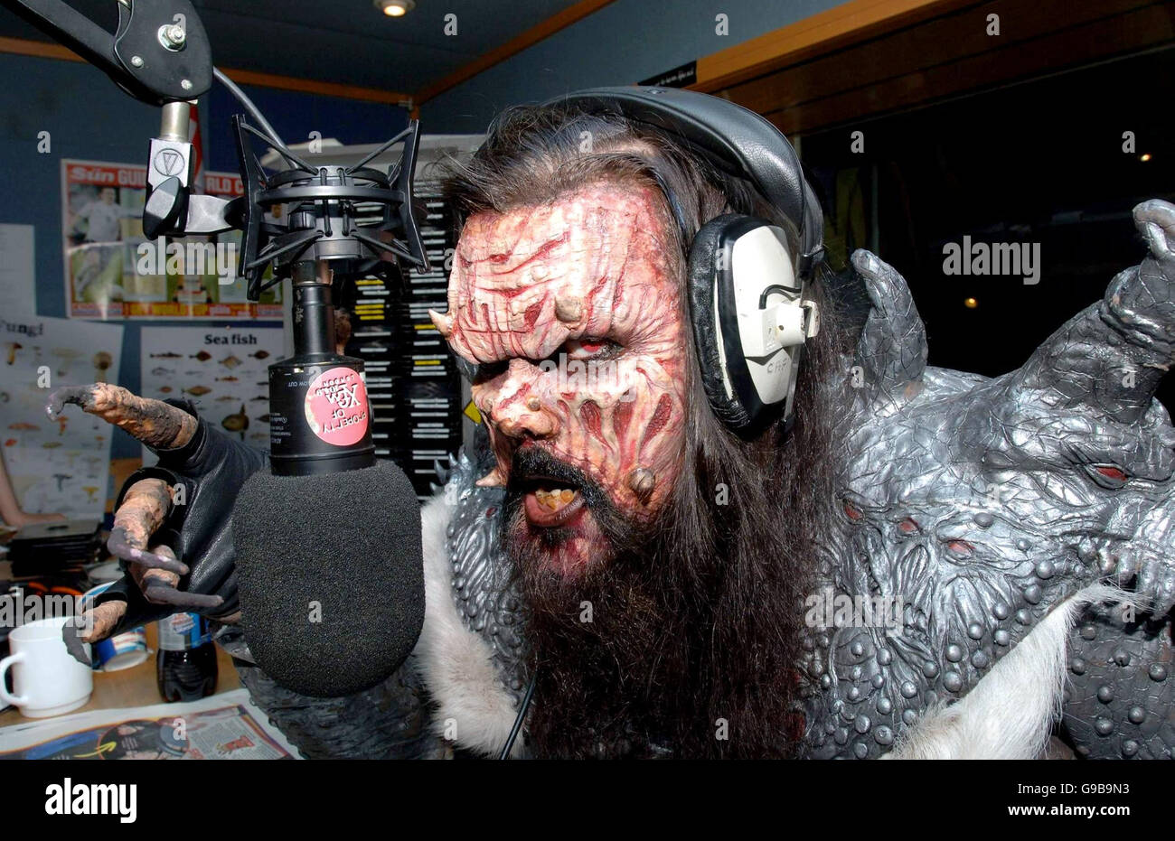 Le groupe finlandais Lordi rend visite à XFM pour remercier Lauren Laverne et ses auditeurs de petit-déjeuner pour avoir fait campagne pour qu'ils remportent le Concours Eurovision Song, aux studios XFM de Leicester Square, dans le centre de Londres. Banque D'Images