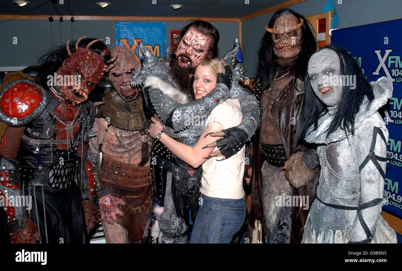 Le groupe finlandais Lordi rend visite à XFM pour remercier Lauren Laverne (au centre) et ses auditeurs de petit-déjeuner pour avoir fait campagne pour qu'ils remportent le Concours Eurovision Song, aux studios XFM, Leicester Square, au centre de Londres. Banque D'Images