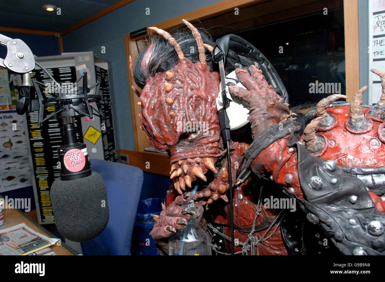Le groupe finlandais Lordi rend visite à XFM pour remercier Lauren Laverne et ses auditeurs de petit-déjeuner pour avoir fait campagne pour qu'ils remportent le Concours Eurovision Song, aux studios XFM de Leicester Square, dans le centre de Londres. Banque D'Images