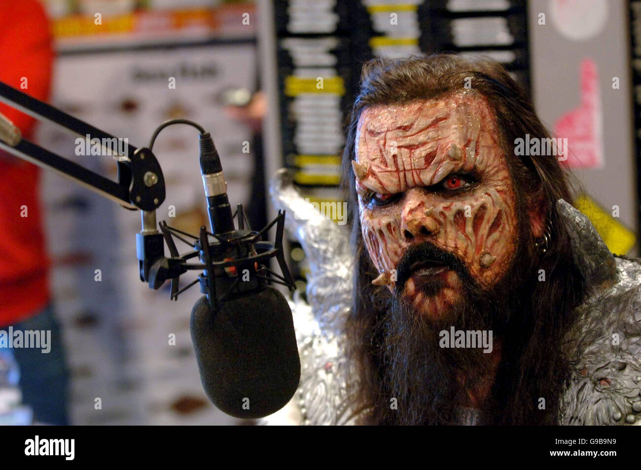 Le groupe finlandais Lordi rend visite à XFM pour remercier Lauren Laverne et ses auditeurs de petit-déjeuner pour avoir fait campagne pour qu'ils remportent le Concours Eurovision Song, aux studios XFM de Leicester Square, dans le centre de Londres. Banque D'Images