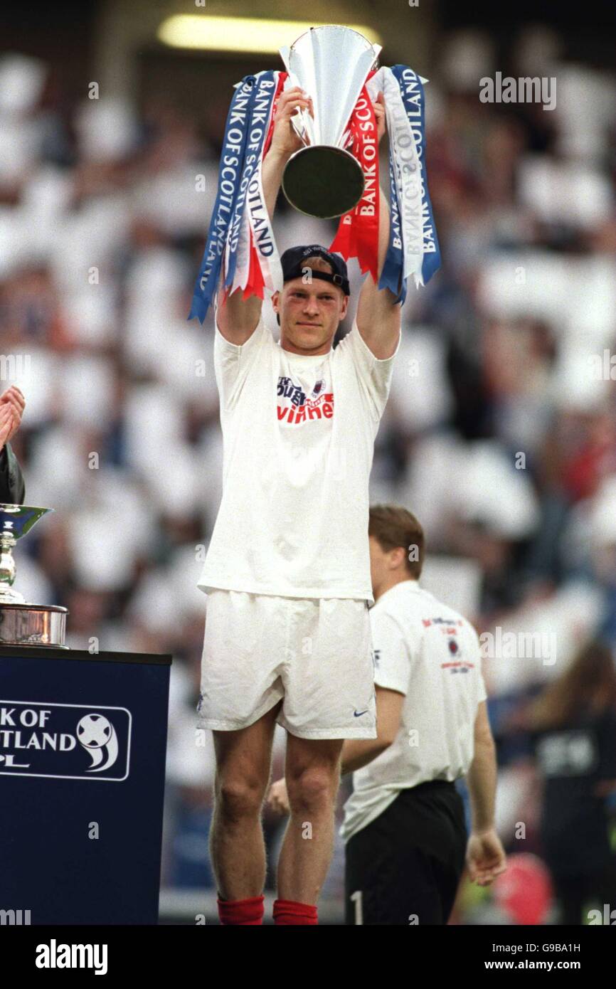 La star allemande des Rangers Jorg Albertz lève le trophée SPL. Banque D'Images