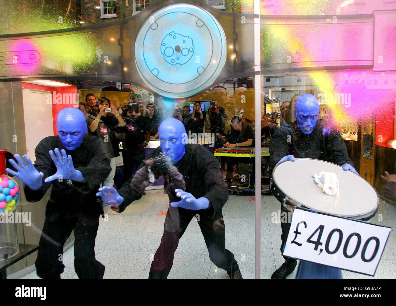 Le Blue Man Group crée un art spontané dans la fenêtre du Swatch Store, à Covent Garden, dans le centre de Londres.APPUYEZ SUR ASSOCIATION photo.Photo Date: Jeudi 1er juin 2006.Ils étaient dans le magasin pour célébrer le lancement de la nouvelle montre spéciale artistique Blue Man Group de Swatch.APPUYEZ SUR ASSOCIATION photo.Le crédit photo devrait se lire : Geoff Caddick/PA Banque D'Images