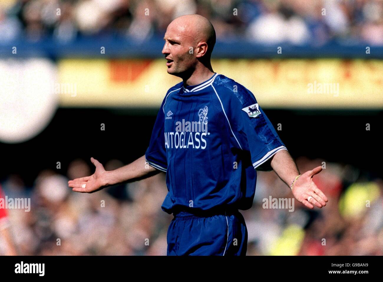 Soccer - FA Carling Premiership - Chelsea / Liverpool. Frank Leboeuf de Chelsea proteste contre son innocence Banque D'Images