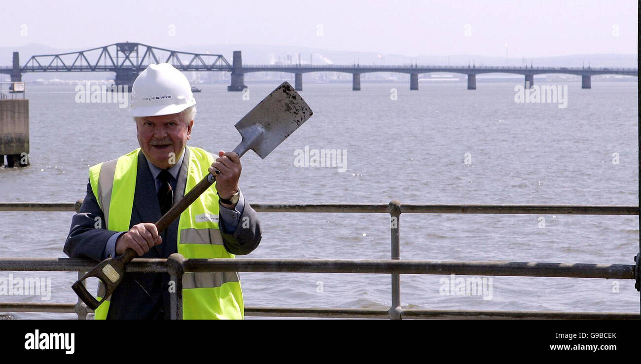 Lord Elgin est debout avec la bêche qu'il a utilisée dans le premier excavation du pont Kincardine en 1933 (quand il était connu sous le nom de Lord Bruce) et surplombe l'endroit où de nouveaux travaux ont commencé sur un deuxième pont routier au-dessus du Firth of Forth à Kincardine. Banque D'Images