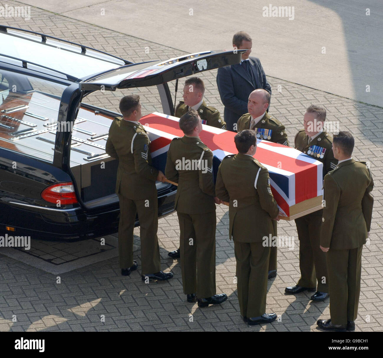 La photo illustre le rapatriement du corps du caporal-chef Paul Farrelly (27) des gardes-dragons du Queens qui a été tué en patrouille dans le Land Rover blindé à Bassora, dans le sud de l'Irak, le dimanche 28 mai 2006. Le Cplc Farrelly, qui était connu sous le nom de 'FAS', est né à Runcorn, Cheshire, mais a déménagé dans le nord du pays de Galles quand il avait 16 ans, où sa famille vit maintenant. Il s'est joint à l'Armée de terre en mars 2002. Il était sur son troisième déploiement en Irak qui a commencé à la fin du mois d'avril. Il laisse une femme Natalie, et trois enfants, Reece, Morgan et Brooke. Un autre soldat, le lieutenant Tom Mildinhall, a également été tué Banque D'Images