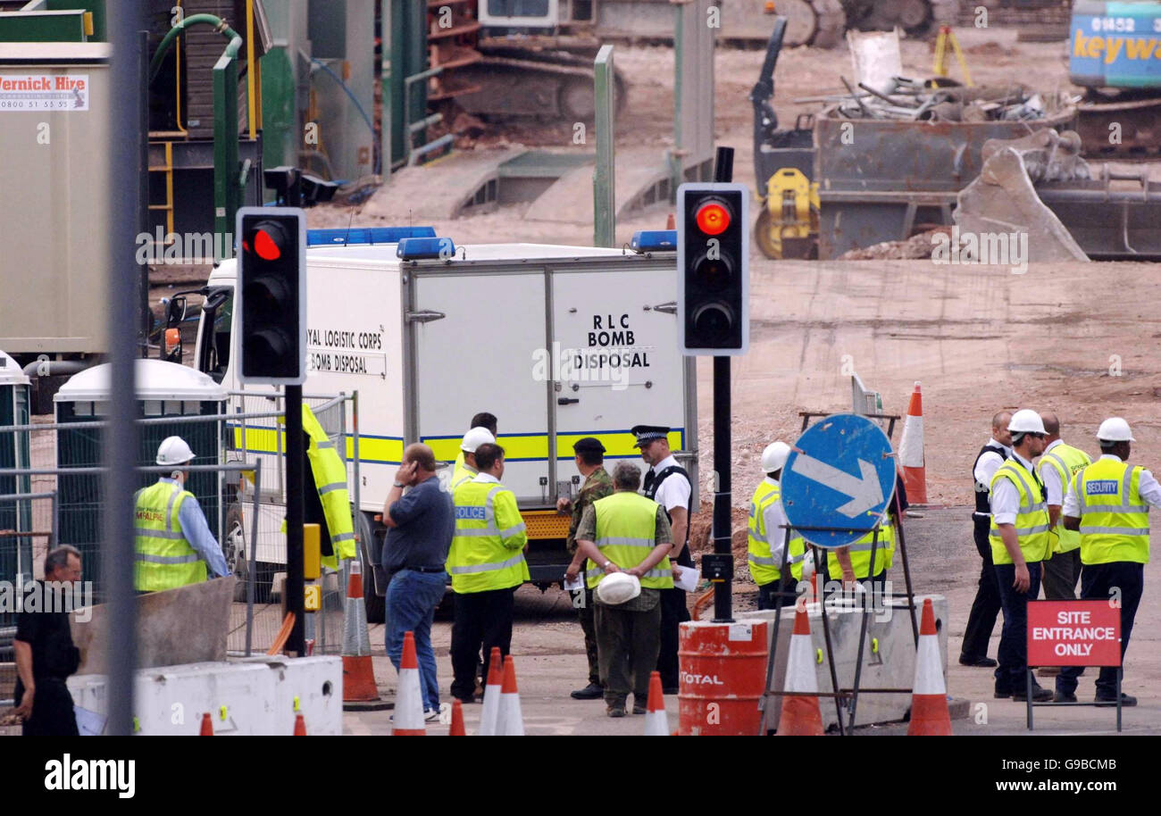 Une unité d'élimination de la bombe se prépare à travailler dans un grand bâtiment du centre-ville de Bristol après que les constructeurs du site ont découvert une bombe soupçonnée de la Seconde Guerre mondiale. Banque D'Images