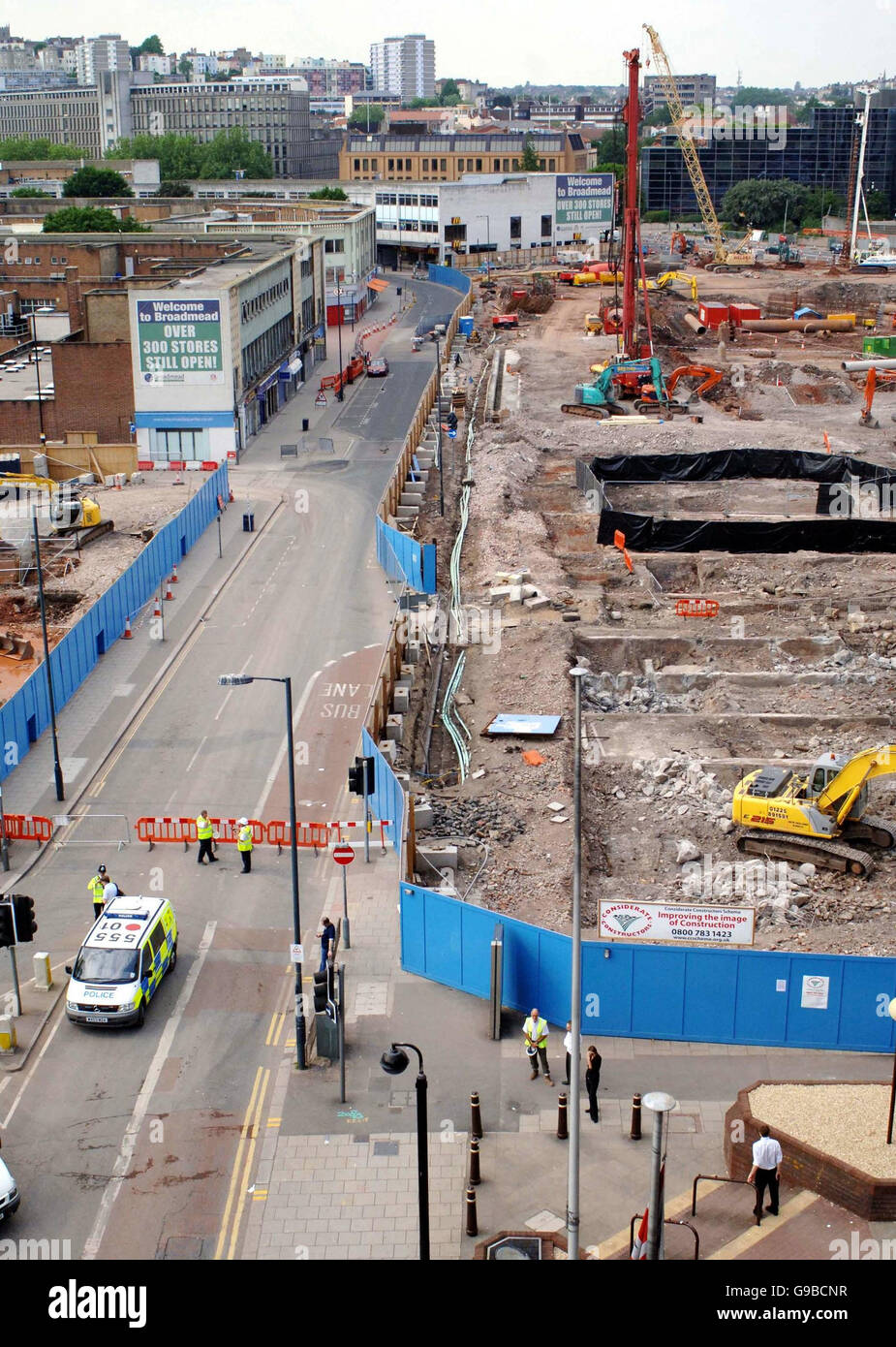 Une unité d'élimination de la bombe se prépare à travailler dans un grand bâtiment du centre-ville de Bristol après que les constructeurs du site ont découvert une bombe soupçonnée de la Seconde Guerre mondiale. Banque D'Images