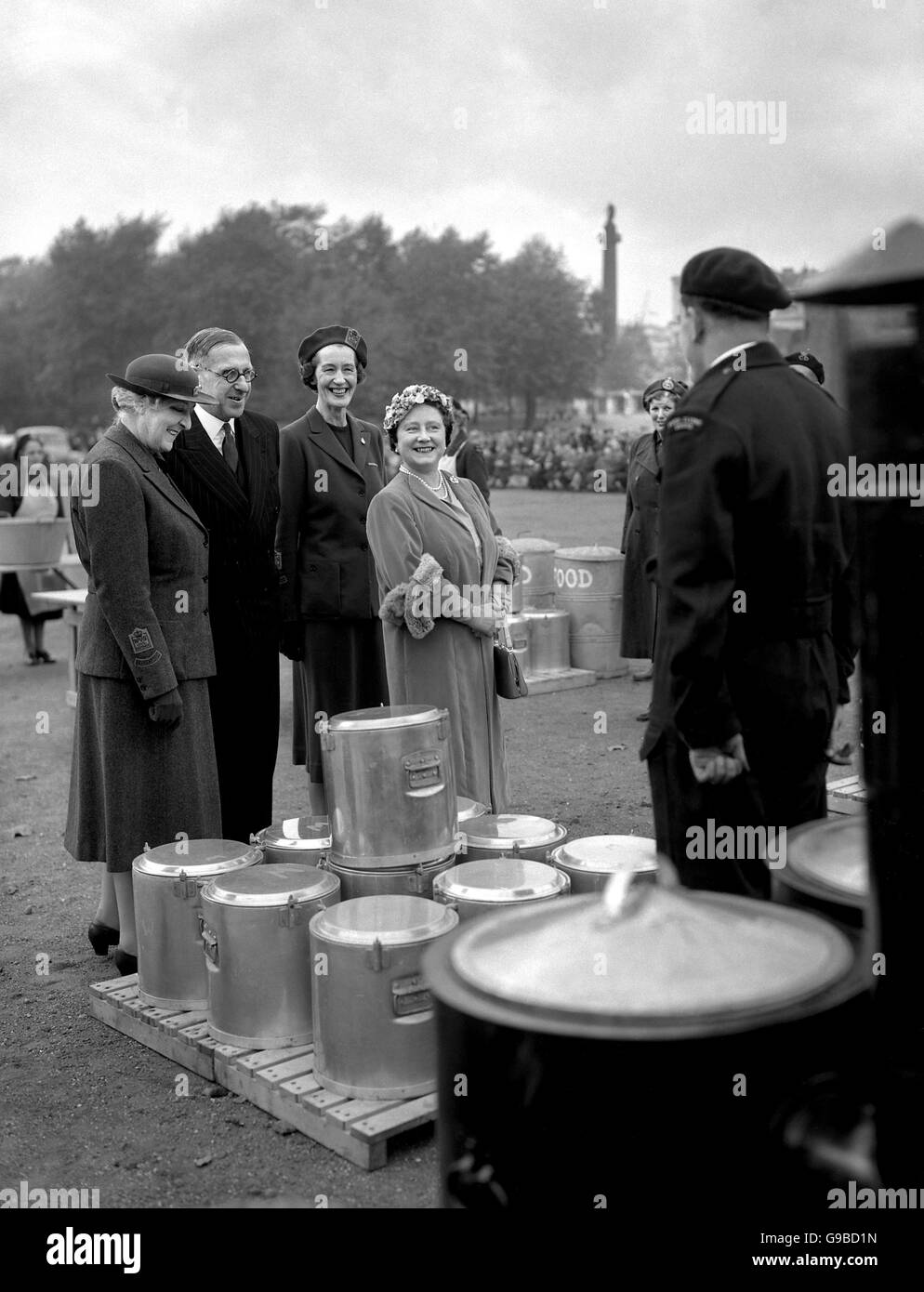 De gauche à droite : la Dowager Marchionne de Reading, président du WVS, Derick Heathcoat-Amory, ministre de l'Agriculture, des Pêches et de l'alimentation, l'honorable James Baird, agent de liaison du WVS en convoi, et la reine Elizabeth la reine mère. Banque D'Images