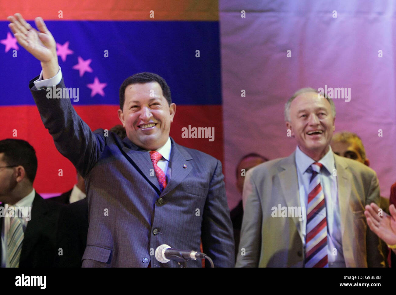 Le président du Venezuela Hugo Chavez traite de foules de partisans à la Camden Centre, Londres après avoir été accueilli par le maire de Londres Ken Livingstone.Londres WC1. Banque D'Images