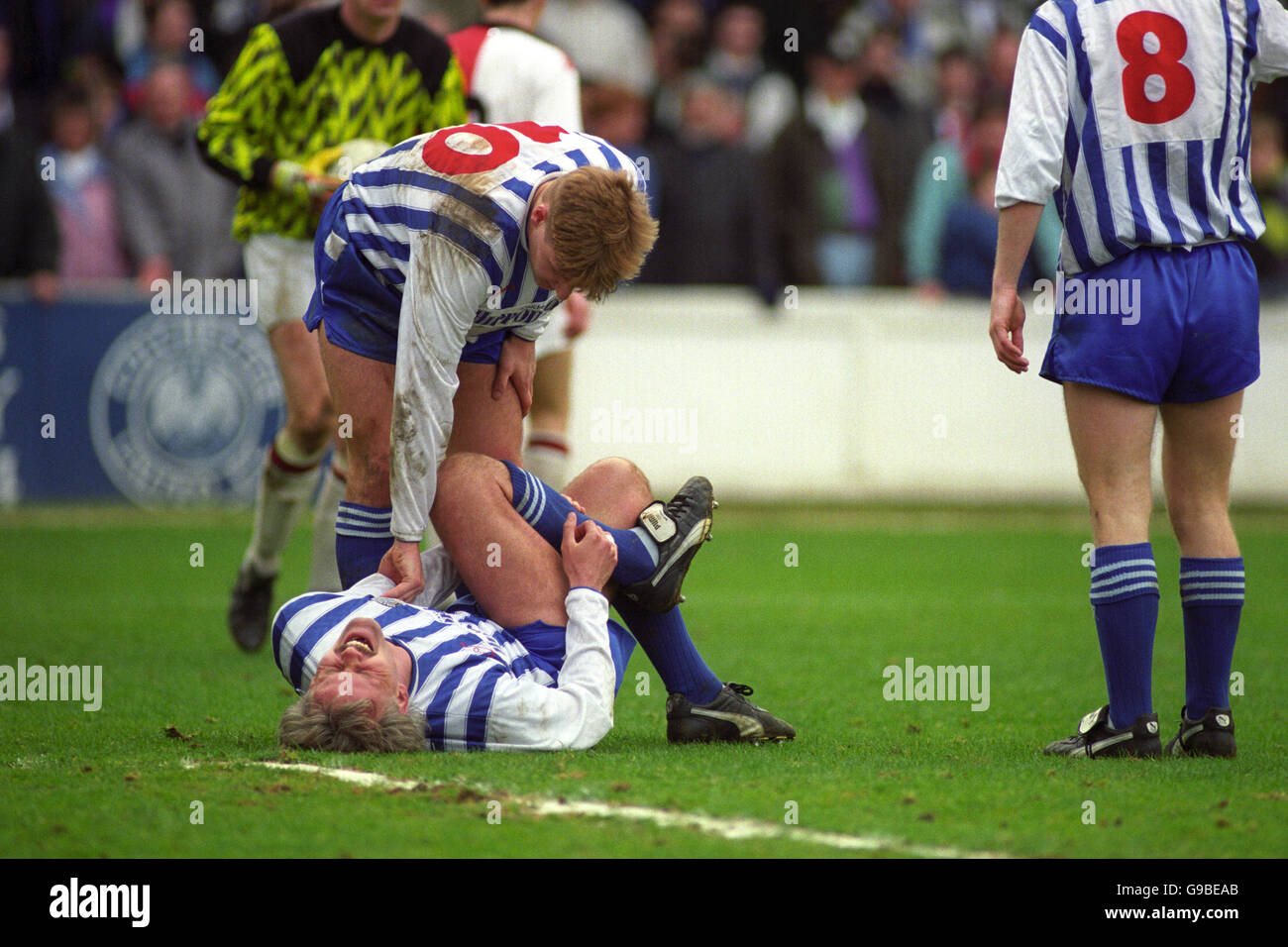 Soccer - GM Vauxhall Conference - Colchester United contre Kidderminster Harriers - Layer Road.Roy McDonough, joueur-gérant de Colchester United, est sur le sol blessé alors que le coéquipier Steve McGavin lui tend. Banque D'Images