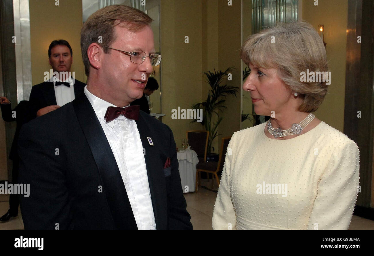 HRH la duchesse de Gloucester avec le PDG de la Société des enfants Bob Reitemeier pendant le bal annuel de la Société des enfants, à l'hôtel Claridge, dans le centre de Londres. APPUYEZ SUR ASSOCIATION photo. Photo Date: Mercredi 17 mai 2006. Le thème de la soirée est « conte de fées », alors que l'événement célèbre le 125e anniversaire de la Société. APPUYEZ SUR ASSOCIATION photo. Crédit photo : Steve Parsons/PA Banque D'Images HRH la duchesse de Gloucester avec le PDG de la Société des enfants Bob Reitemeier pendant le bal annuel de la Société des enfants, à l'hôtel Claridge, dans le centre de Londres. APPUYEZ SUR ASSOCIATION photo. Photo Date: Mercredi 17 mai 2006. Le thème de la soirée est « conte de fées », alors que l'événement célèbre le 125e anniversaire de la Société. APPUYEZ SUR ASSOCIATION photo. Crédit photo : Steve Parsons/PA Banque D'Images