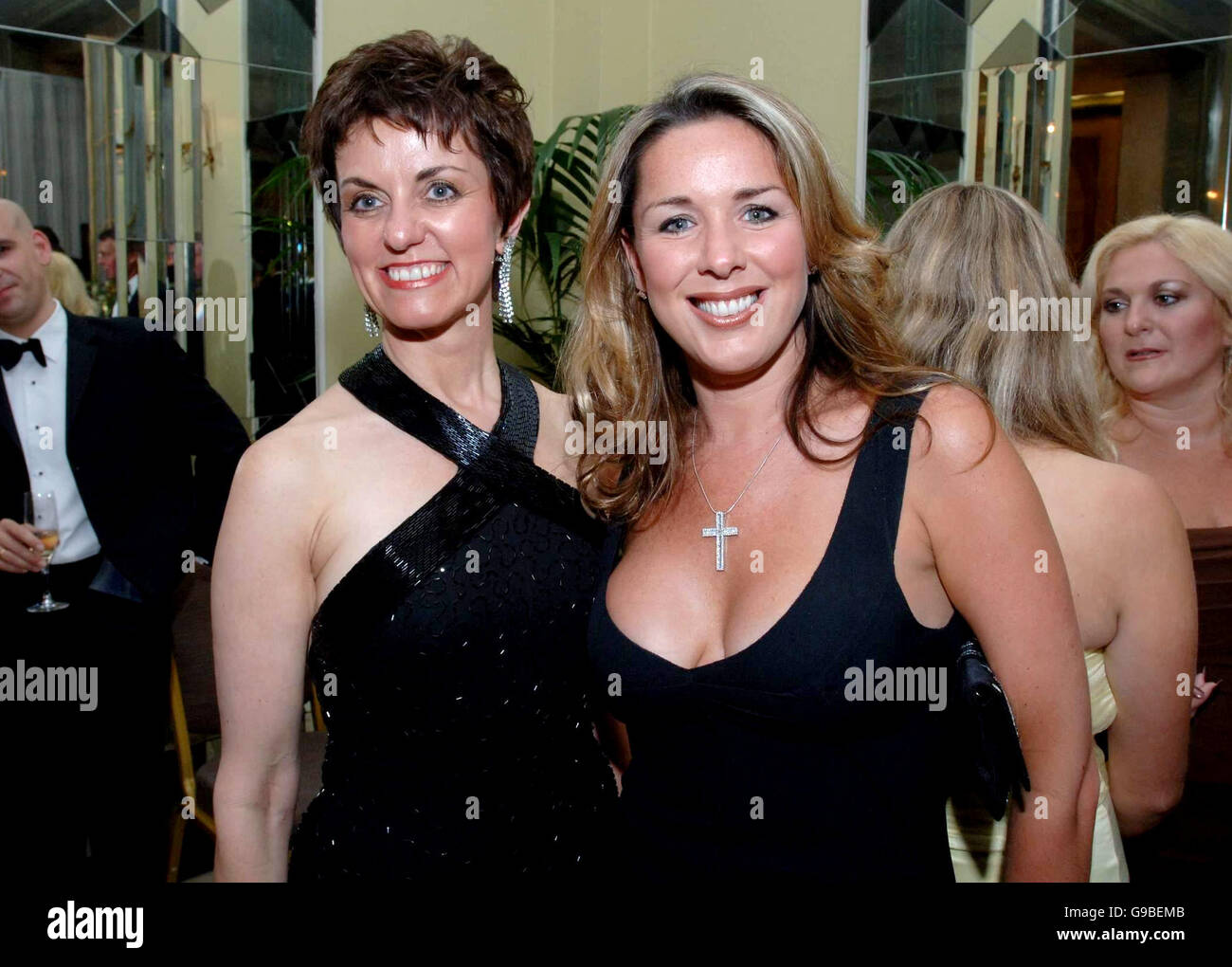 Claire Sweeney (R) et Maggie Preece pendant le bal annuel de la Société des enfants, à l'hôtel Claridge, dans le centre de Londres. APPUYEZ SUR ASSOCIATION photo. Photo Date: Mercredi 17 mai 2006. Le thème de la soirée est « conte de fées », alors que l'événement célèbre le 125e anniversaire de la Société. APPUYEZ SUR ASSOCIATION photo. Crédit photo : Steve Parsons/PA Banque D'Images