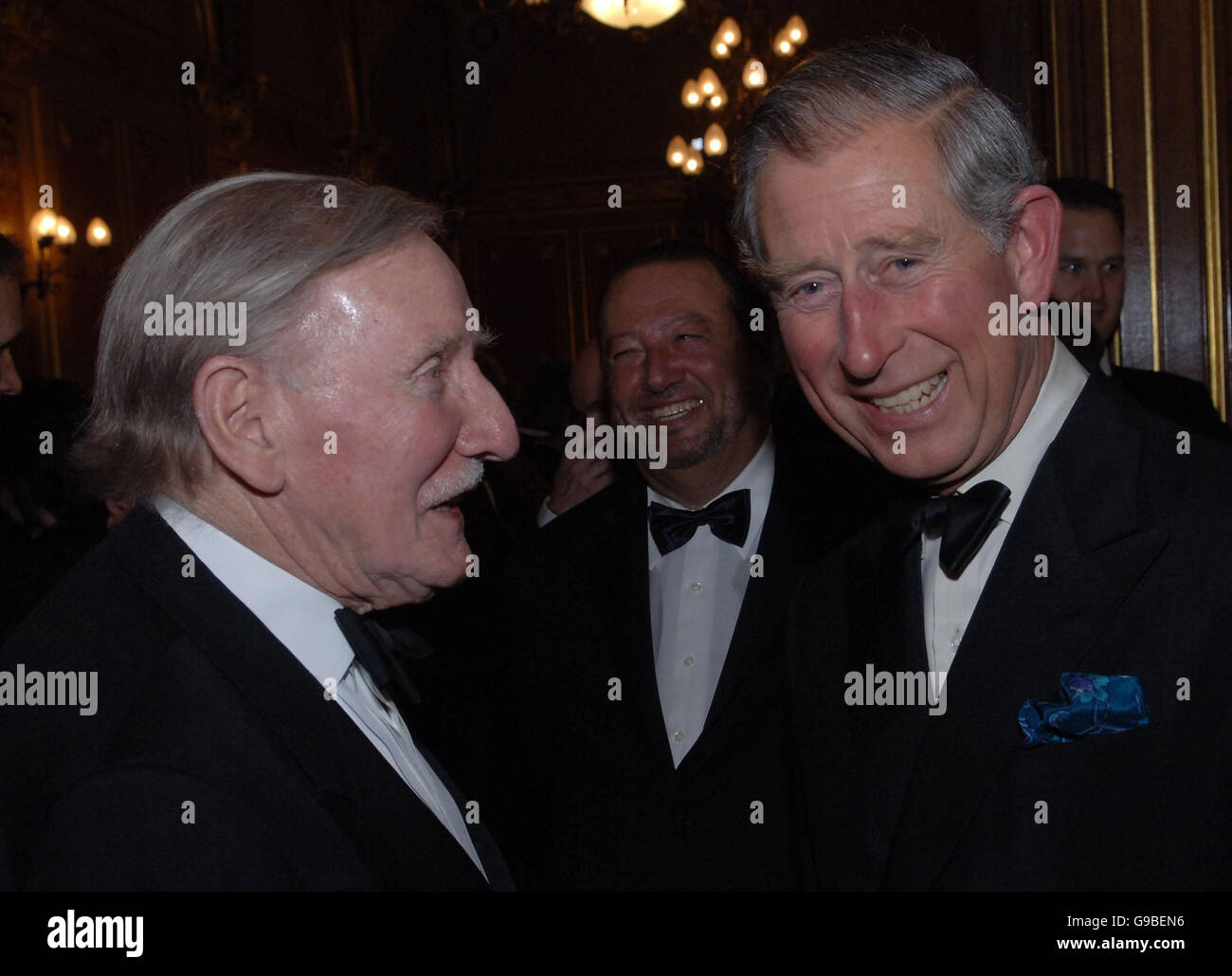 Le Prince de Galles discute avec l'acteur Leslie Phillips lors du dîner de gala de la Royal Shakespeare Company pour son « Complete Works Festival », à Londres. Banque D'Images