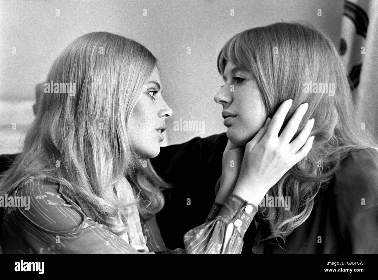 Britt Ekland (à gauche) et Marianne Faithfull répètent dans l'appartement de Britt pour leurs pièces en août le drame puissant de Stringberg, « le plus fort », dans lequel les deux sont amoureux du même homme, l'un de sa femme, l'autre de sa maîtresse. Banque D'Images