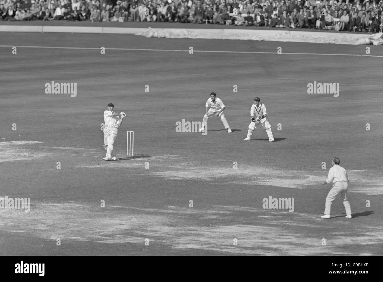 Cricket - Gillette Cup - finale - Yorkshire / Surrey - Lord's.Fred Trueman du Yorkshire (l) claque le ballon au-dessus de la tête du lanceur Banque D'Images