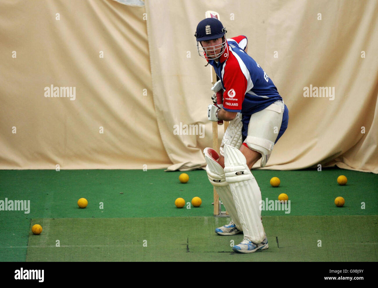 Michael Vaughan, en Angleterre, lors d'une séance de filets à l'intérieur à Edgbaston, Birmingham. Banque D'Images