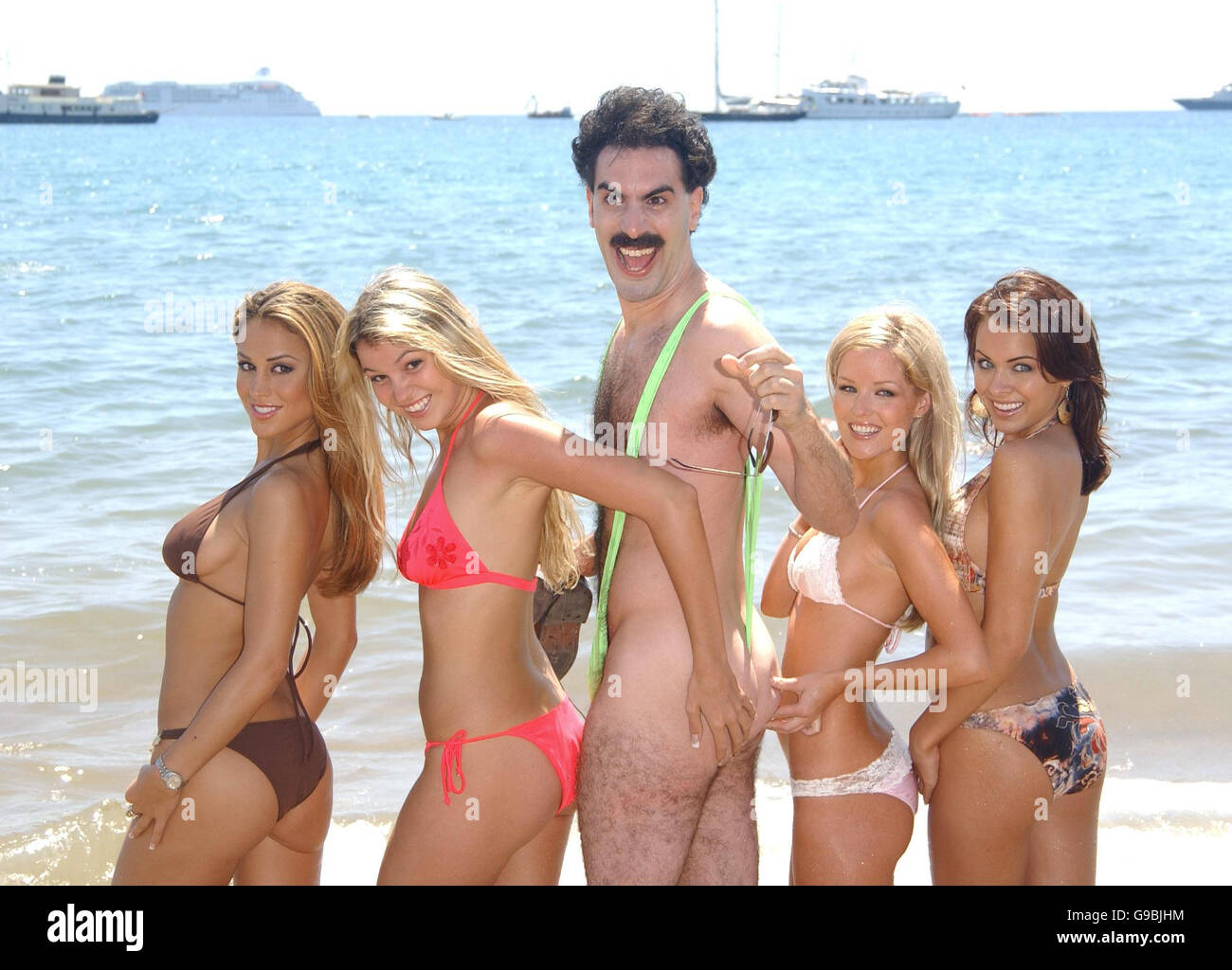 Sacha Baron Cohen Borat/pose pour les photographes pendant une séance de photos pour le film 'Borat-The' sur la plage de Cannes. Banque D'Images